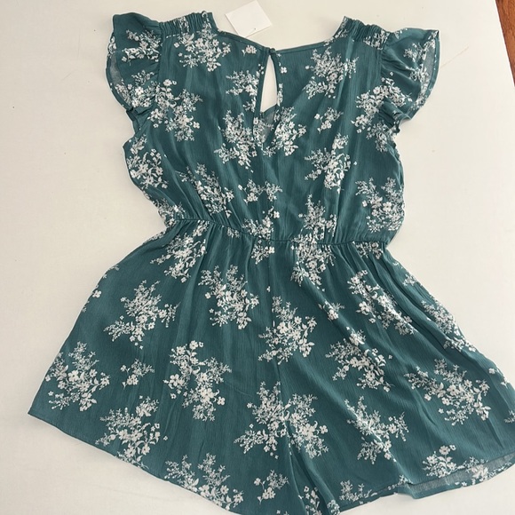 NWT FLORAL SHORTS JUMPER RUFFLED SLEEVES ELASTIC WAIST IN SIZE LARGE - Picture 3 of 4